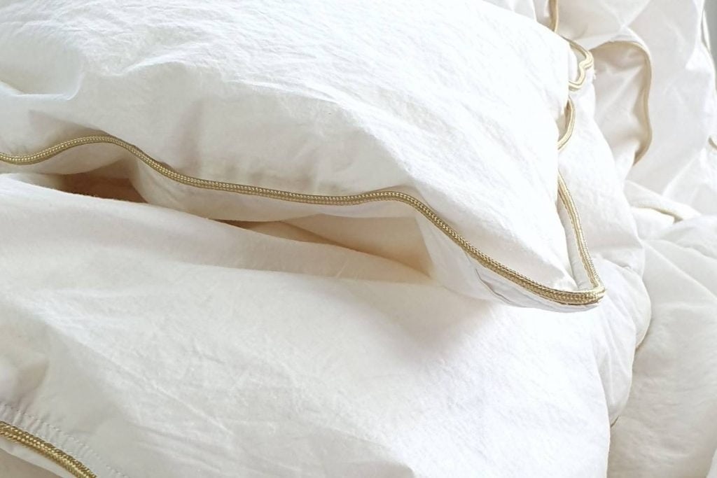 How to whiten a yellowed down comforter